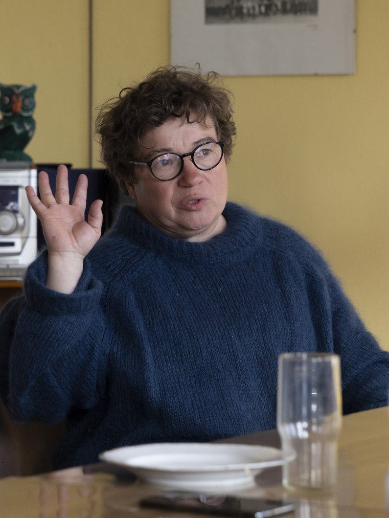 Artist Judith Hopf raises her hand at a meeting of the New Patrons of Sauen