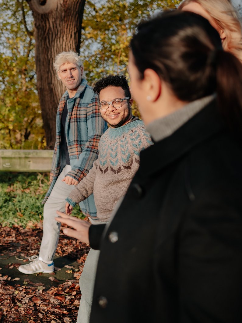 Personen laufen im Wald, Herbst