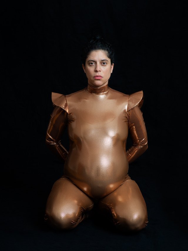 Reut Shemesh in metallfarbenen Kostüm