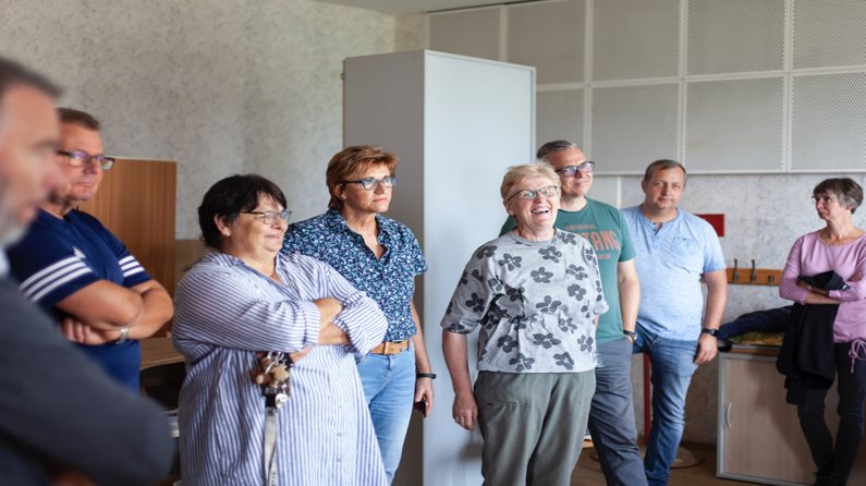 Die Auftraggebergruppe diskutiert Jakub Szczesnys Vorschläge – und findet sie gut Personen der Neuen Auftraggeber von Züsedom stehen zusammen und diskutieren den Vorschlag von Künstler Jakub Szczesny
