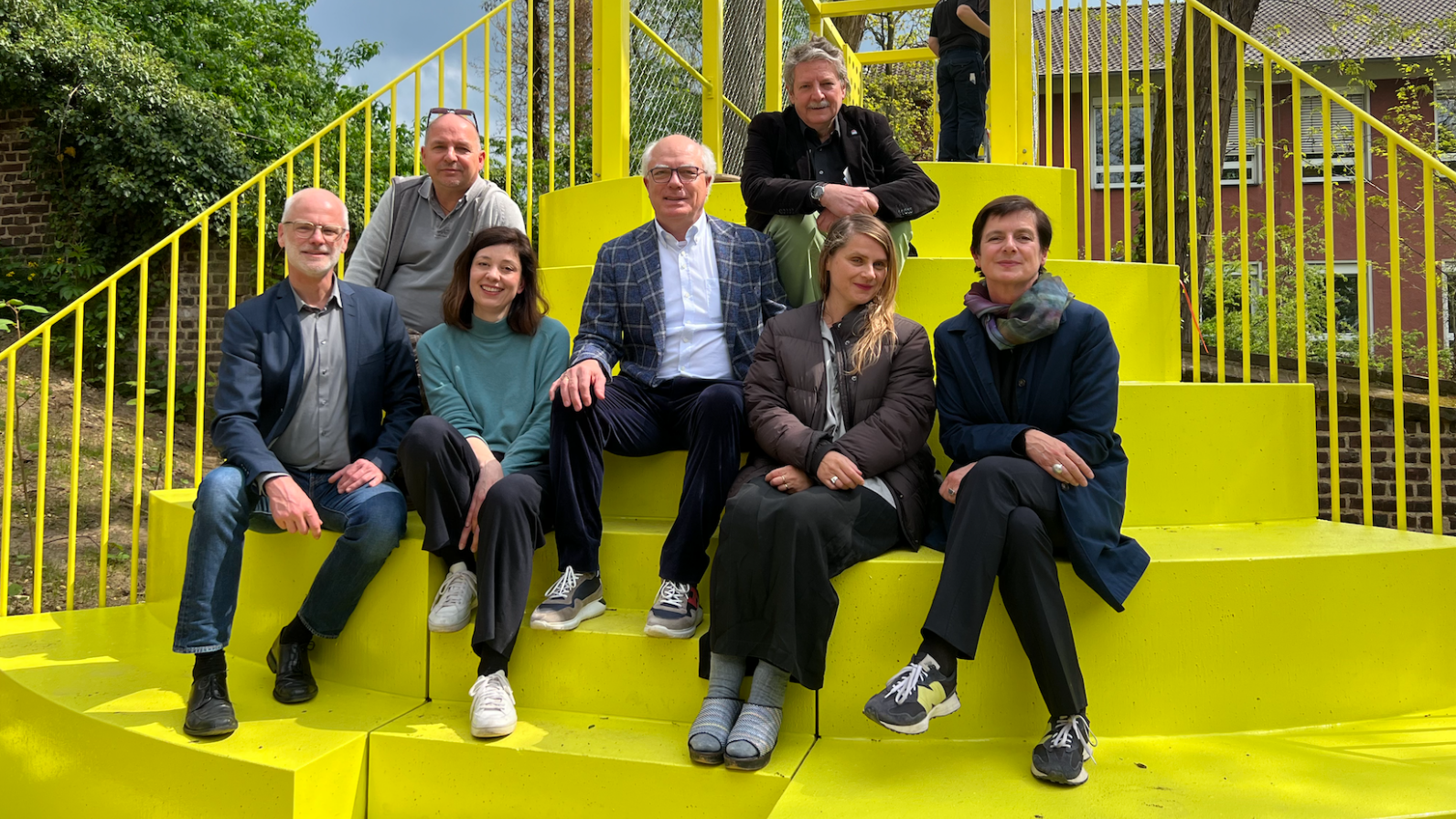 Gruppenfoto auf der gelben Brücke mit Auftraggeber Karl Sasserath, Thomas Hollkott, Uwe Hillekamp (Planung), Ernst Kreuder (Ausführung), Mediatorin Kathrin Jentjens, Künstlerin Ruth Buchanan und Susanne Titz, Direktorin des Ankerpunkts Museum Abteiberg 