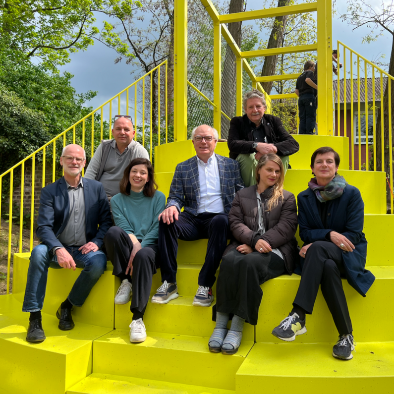 Gruppenfoto auf der gelben Brücke mit Auftraggeber Karl Sasserath, Thomas Hollkott, Uwe Hillekamp (Planung), Ernst Kreuder (Ausführung), Mediatorin Kathrin Jentjens, Künstlerin Ruth Buchanan und Susanne Titz, Direktorin des Ankerpunkts Museum Abteiberg 