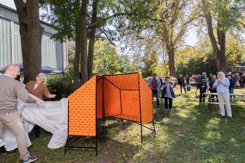 Mediator Holger Friese and members of The New Patrons unpack the Züsedom-Bänke