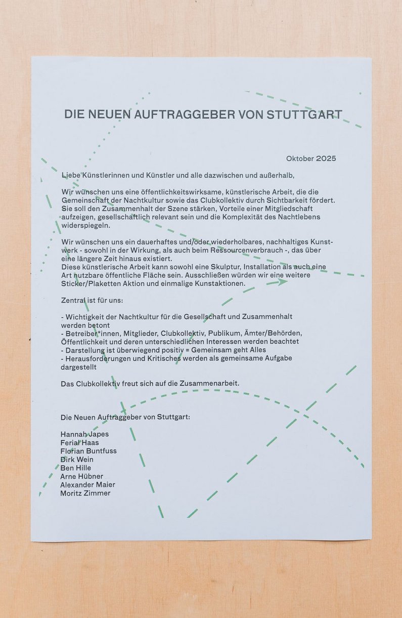 Ein Vertrag auf Papier liegt auf einer Holzfläche