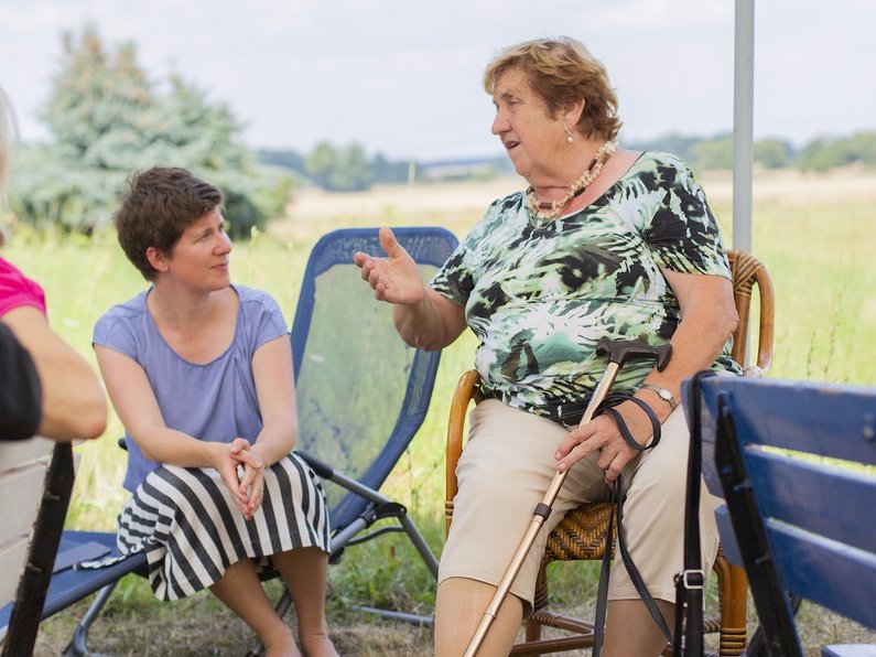 The New Patrons of Steinhöfel Mediator Sophia Trollmann sits on a bench and talks to Chairwoman of the Seniors' Advisory Council Renate Kliems in Steinhöfel.