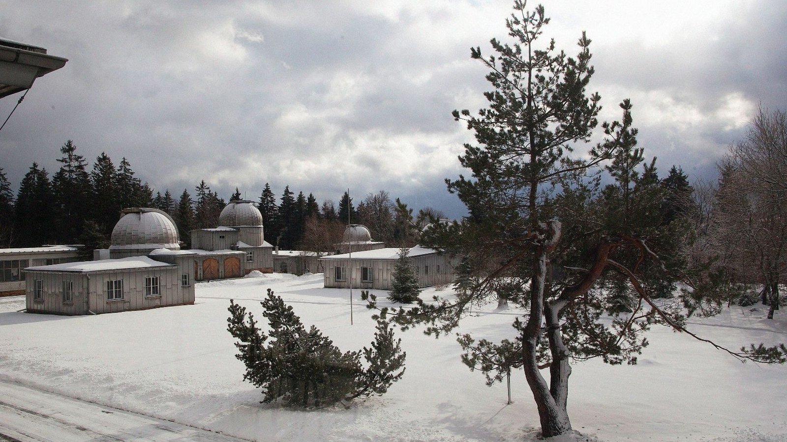 Sonneberg Observatory in a snowy landscape