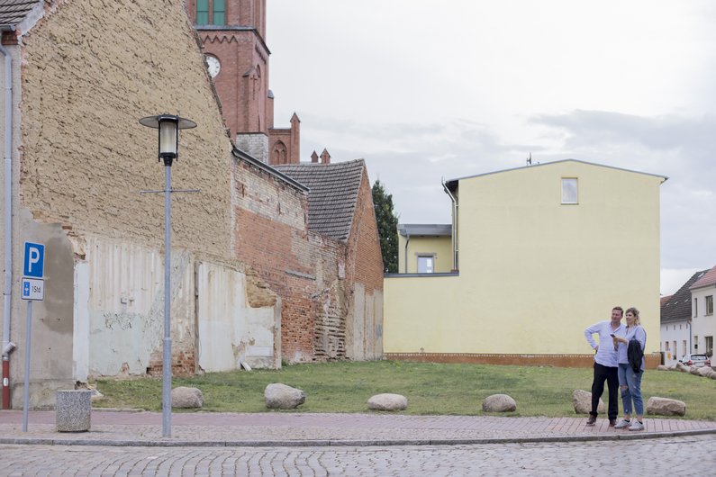 Artist Lena Henke with patron in the streets of Penkun
