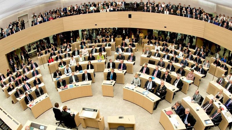 Landtag Baden-Württemberg von oben, besetzt mit Abgeordneten