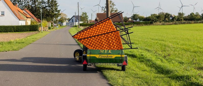 Züsedom-Bank on a trailer stands in the landscape