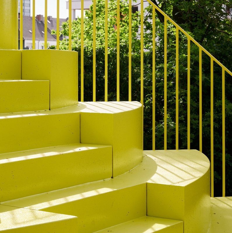 Gelbe Treppenstufen im Garten von Ruth Buchanan in Mönchengladbach