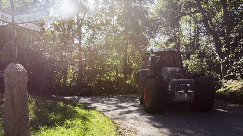 Ein Traktor steht auf einem Feldweg in Kasnevitz