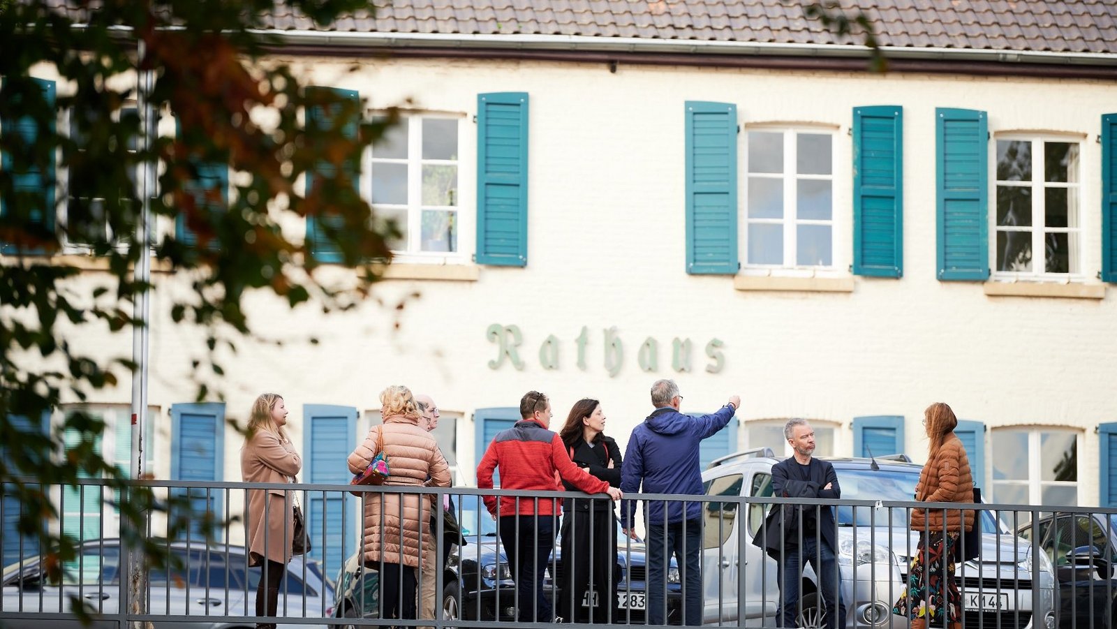 The New Patrons' group of Wickrath is standing in front of a building on the market square.