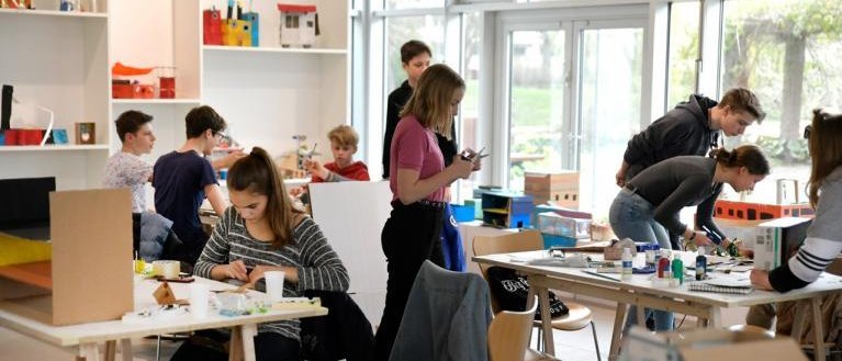 Schüler:innen des Hannah-Arendt-Gymnasiums in Potsdam bei der Arbeit an den Wunsch-Modellen im Klassenraum 