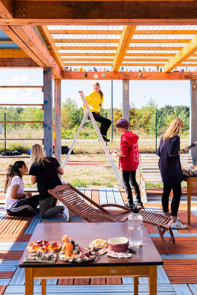 Casa Isadora from inside and students of the Seecampus Niederlausitz