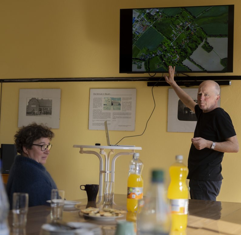 Autor Florian Zeyfang präsentiert Ateliers Pompiers bei einem Treffen mit der Auftraggebergruppe von Sauen