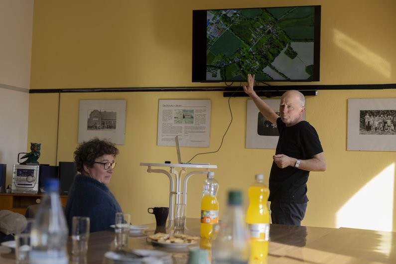 Autor Florian Zeyfang präsentiert Ateliers Pompiers bei einem Treffen mit der Auftraggebergruppe von Sauen