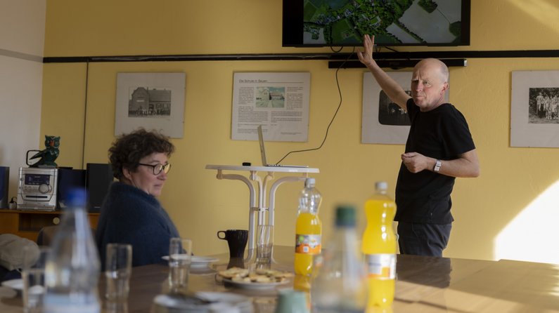 Author Florian Zeyfang presents Ateliers Pompiers at a meeting with The New Patrons' group of Sauen