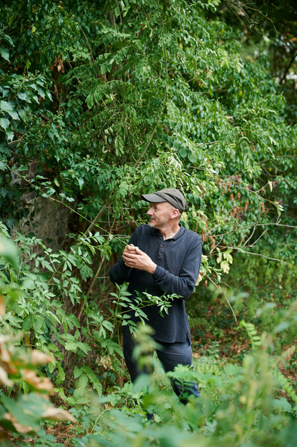 Kobe Matthys im Garten in Mönchengladbach