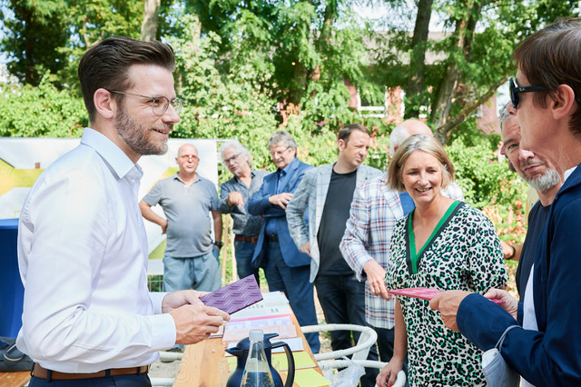 Lord Mayor Felix Heinrichs, Head of Department Christiane Schüßler and Susanne Titz in conversation, start of construction of "A Garden with Bridges" in Mönchengladbach