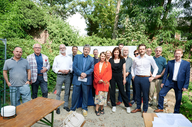 Gruppenfoto im Garten: Planungsteam, Auftraggeber:innen und Förderer in Mönchengladbach