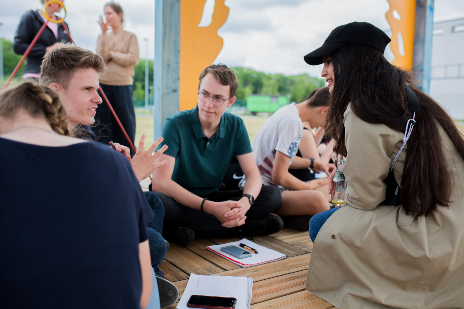 Pupils from the Seecampus Niederlausitz sit together in the Casa Isadora in Schwarzheide, discussing